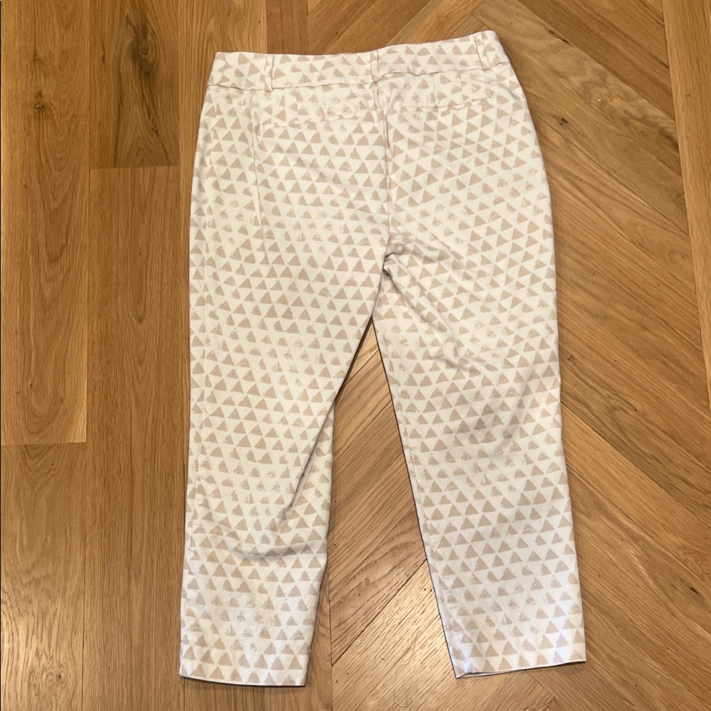 LOFT Riviera Crop White Pants with Beige Triangle Print - Size 6 - Picture 5 of 6